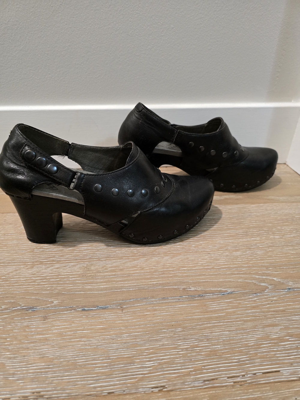 Dansko Ryder Black Leather Studded Cutout Clogs Size 39 (8.5-9)